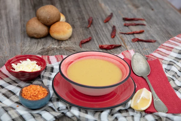 土耳其菜小扁豆汤 配上陶瓷红色碗和木制底座 — 图库照片