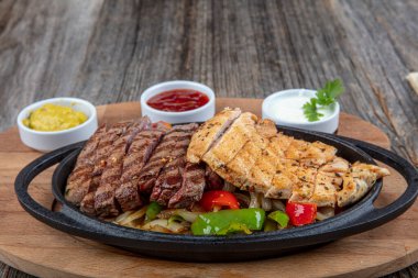 Combo Fajita; Meksika bifteği ve demir tavada fajita, dolma biberli ve soğanlı sıcak renkli açık renkli.