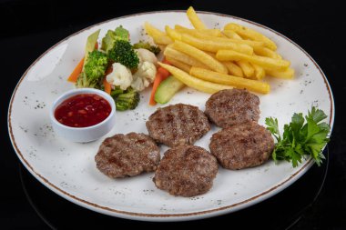 Türk yemeği Kofte veya Kofta. Lezzetli Türk Kofte ve Kızartması (köfte)).