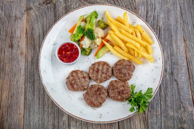Lezzetli Türk Geleneksel Kebap Kofta ve beyaz tabakta patates kızartması. Türk Gıda Kofte veya Kofta Baharatlı Köfte / Kebap.