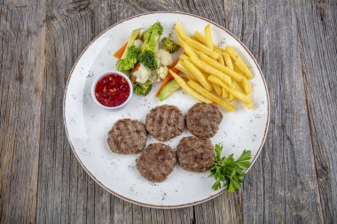 Lezzetli Türk Geleneksel Kebap Kofta ve beyaz tabakta patates kızartması. Türk Gıda Kofte veya Kofta Baharatlı Köfte / Kebap.