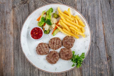 Lezzetli Türk Geleneksel Kebap Kofta ve beyaz tabakta patates kızartması. Türk Gıda Kofte veya Kofta Baharatlı Köfte / Kebap.