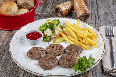 Lezzetli Türk Geleneksel Kebap Kofta ve beyaz tabakta patates kızartması. Türk Gıda Kofte veya Kofta Baharatlı Köfte / Kebap.