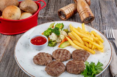 Lezzetli Türk Geleneksel Kebap Kofta ve beyaz tabakta patates kızartması. Türk Gıda Kofte veya Kofta Baharatlı Köfte / Kebap.