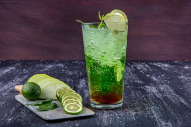 Mojito geleneksel bir Küba alkollü kokteyli. Küba barında beyaz rom, limon, buz ve soda ile geleneksel mojito kokteyli. Barda klasik mojito kokteyli..