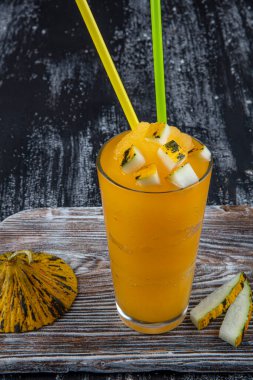 Serinletici soğuk yaz içeceği dondurulmuş buzlu kavun. Kavun Donmuş (kavun şerbeti) Kafe kavramı.