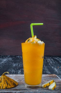 Serinletici soğuk yaz içeceği dondurulmuş buzlu kavun. Kavun Donmuş (kavun şerbeti) Kafe kavramı.
