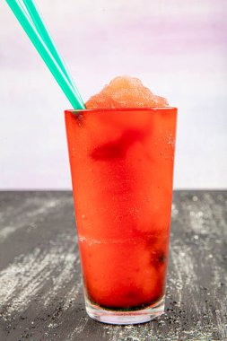 Karpuz dondurulmuş içecek. Bir bardak donmuş soğuk karpuz ya da köpüklü smoothie.. 