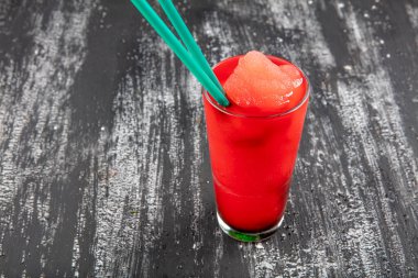 Karpuz dondurulmuş içecek. Bir bardak donmuş soğuk karpuz ya da köpüklü smoothie.. 