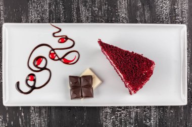 Lezzetli çikolatalı pasta, masada böğürtlen, yakın plan, çikolatalı pasta, çikolatalı pasta..