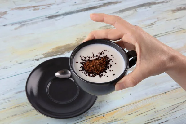 Schwarze Tasse Kaffee Mit Milch Frauenhände Halten Tasse Mit Kaffee — Stockfoto
