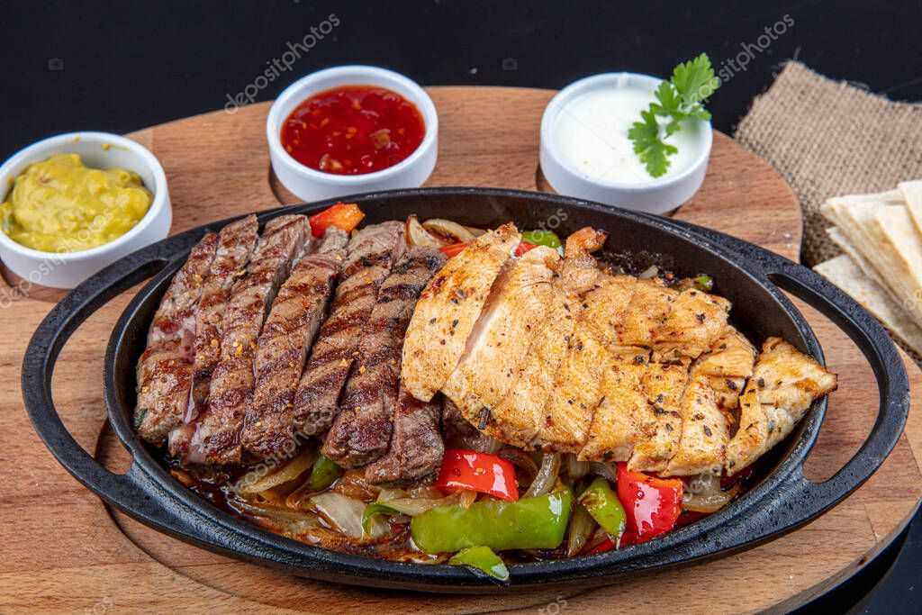 Combo Fajita; bistec mexicano y fajitas de pollo en sart n de hierro