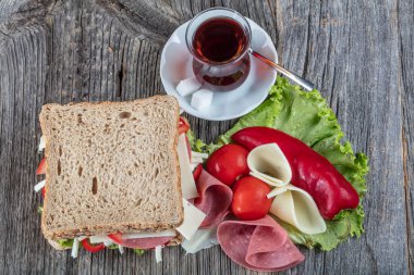 Salamlı taze sandviç, domates, marul, çedar peyniri ve Türk çayı..