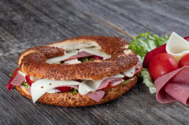 Türk simidi, peynirli Simit sandviç, domates, kırmızı biber, çedar peyniri, jambon..