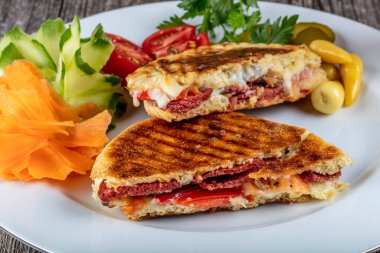 Geleneksel Türk tostu Bazlama Tost adındaki ahşap masada bazlama adı verilen düz ekmek.