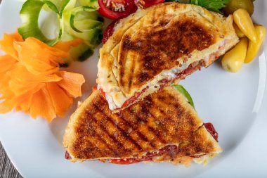 Geleneksel Türk tostu Bazlama Tost adındaki ahşap masada bazlama adı verilen düz ekmek.
