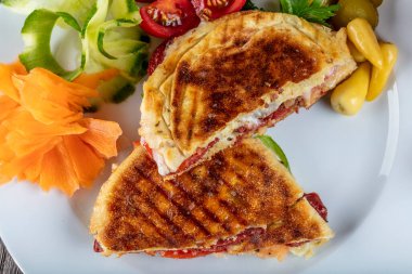 Geleneksel Türk tostu Bazlama Tost adındaki ahşap masada bazlama adı verilen düz ekmek.