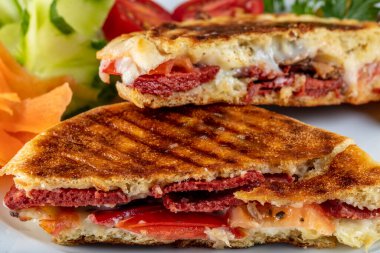 Geleneksel Türk tostu Bazlama Tost adındaki ahşap masada bazlama adı verilen düz ekmek.