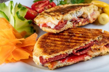 Geleneksel Türk tostu Bazlama Tost adındaki ahşap masada bazlama adı verilen düz ekmek.