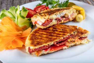 Geleneksel Türk tostu Bazlama Tost adındaki ahşap masada bazlama adı verilen düz ekmek.