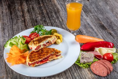 Geleneksel Türk tostu Bazlama Tost adındaki ahşap masada bazlama adı verilen düz ekmek.