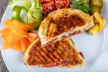 Geleneksel Türk tostu Bazlama Tost adındaki ahşap masada bazlama adı verilen düz ekmek.