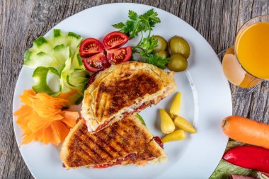 Geleneksel Türk tostu Bazlama Tost adındaki ahşap masada bazlama adı verilen düz ekmek.