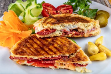 Geleneksel Türk tostu Bazlama Tost adındaki ahşap masada bazlama adı verilen düz ekmek.