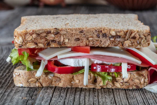 Sanduíche Fresco Com Salame Tomate Alface Queijo Cheddar Chá Turco — Fotografia de Stock