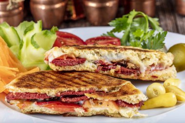 Geleneksel Türk tostu Bazlama Tost adındaki ahşap masada bazlama adı verilen düz ekmek.