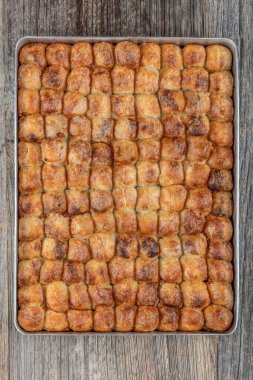 Bir parça Bosna tarzı Burek. Baharatlı et ve soğanla dolu ve fırında pişirilmiş bir hamur işi. Geleneksel Bosna pastanesi-manti borek.