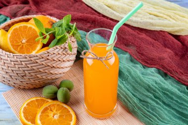 Yaz mevsimi içkisi konsepti. Portakal ezmesi. Bir bardak portakal suyu..