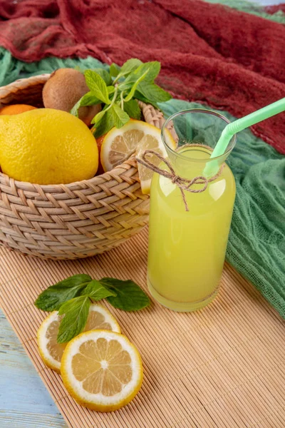 Frutas Frescas Verano Agua Limonada Con Limón Menta Sobre Fondo — Foto de Stock