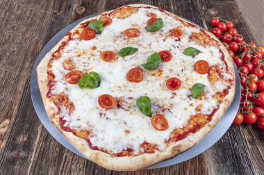 Margarita, mozzarella, peynir ve fesleğen yapraklı İtalyan pizzası..