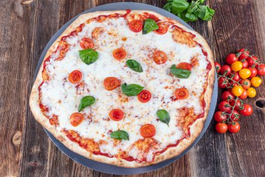 Margarita, mozzarella, peynir ve fesleğen yapraklı İtalyan pizzası..