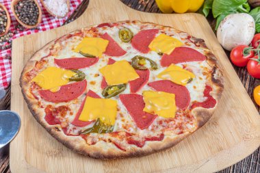 İtalyan pizzası, salamlı ve mozzarella peynirli lezzetli pizza dilimleri..