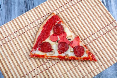 İtalyan Lezzetli Taze Sıcak Fırınlanmış Pizza. Karışık pizza, pizza zeytin, mantar, domates, peynir, sos ve daha fazlası. Üst Manzara. Yemek geçmişi. metin ve harf için boşluk kopyala.