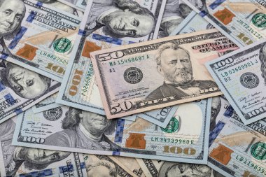 Amerikan doları. Bir yığın yüz dolarlık banknot. Beyaz arka plandaki yeni yüz dolarlık banknotu kapat. 