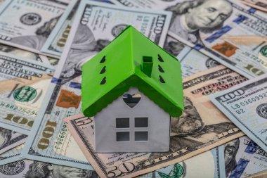 Amerikan doları. Bir yığın yüz dolarlık banknot. Beyaz arka plandaki yeni yüz dolarlık banknotu kapat. 