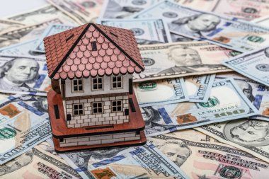 Amerikan doları. Bir yığın yüz dolarlık banknot. Beyaz arka plandaki yeni yüz dolarlık banknotu kapat. 