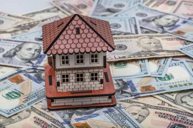 Amerikan doları. Bir yığın yüz dolarlık banknot. Beyaz arka plandaki yeni yüz dolarlık banknotu kapat. 