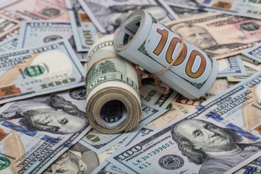 Amerikan doları. Bir yığın yüz dolarlık banknot. Beyaz arka plandaki yeni yüz dolarlık banknotu kapat. 