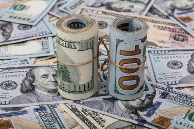 Amerikan doları. Bir yığın yüz dolarlık banknot. Beyaz arka plandaki yeni yüz dolarlık banknotu kapat. 