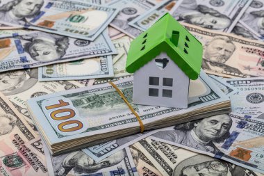 Amerikan doları. Bir yığın yüz dolarlık banknot. Beyaz arka plandaki yeni yüz dolarlık banknotu kapat. 