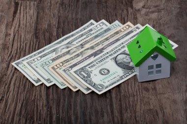 100 banknot halinde Amerikan doları. Ahşap arka planda çok para var..