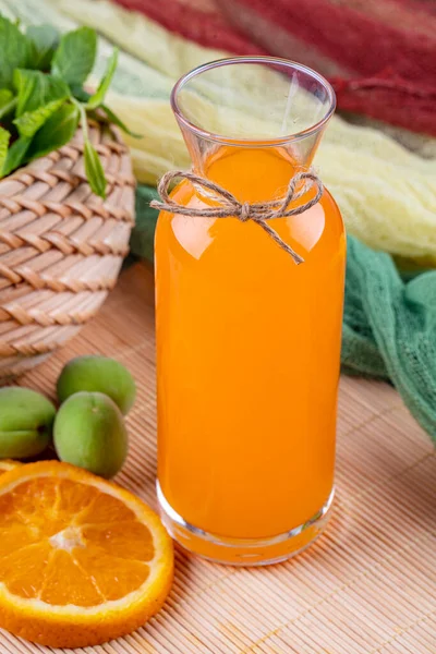 Concepto Bebida Temporada Verano Aplastamiento Naranja Vaso Con Zumo Naranja — Foto de Stock