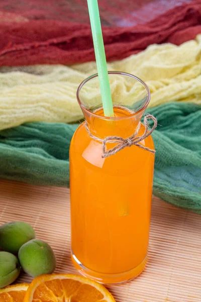 Concepto Bebida Temporada Verano Aplastamiento Naranja Vaso Con Zumo Naranja — Foto de Stock