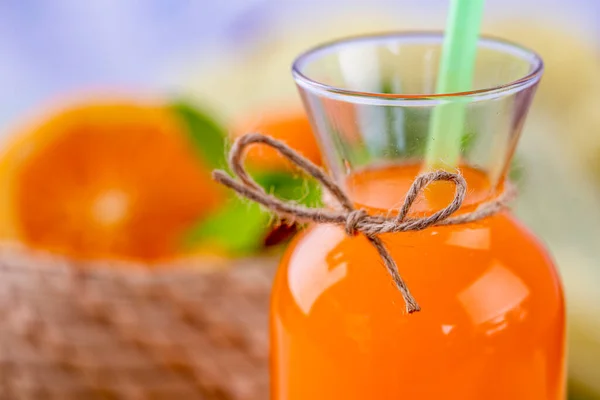 Concepto Bebida Temporada Verano Aplastamiento Naranja Vaso Con Zumo Naranja — Foto de Stock