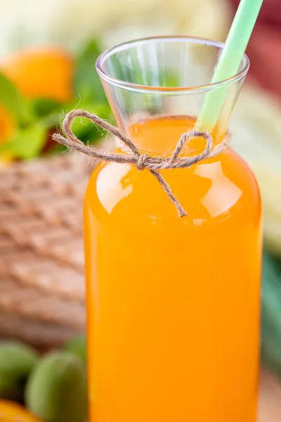 Concepto Bebida Temporada Verano Aplastamiento Naranja Vaso Con Zumo Naranja — Foto de Stock