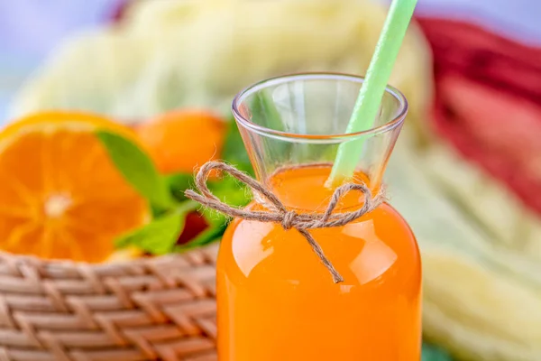 Concepto Bebida Temporada Verano Aplastamiento Naranja Vaso Con Zumo Naranja — Foto de Stock